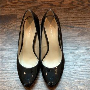 Bandolino black patent pumps